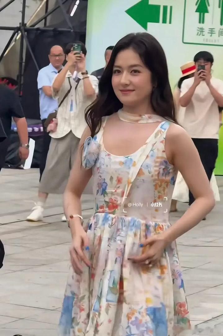 建议明星平时还是不要P图太狠，生图很那啥