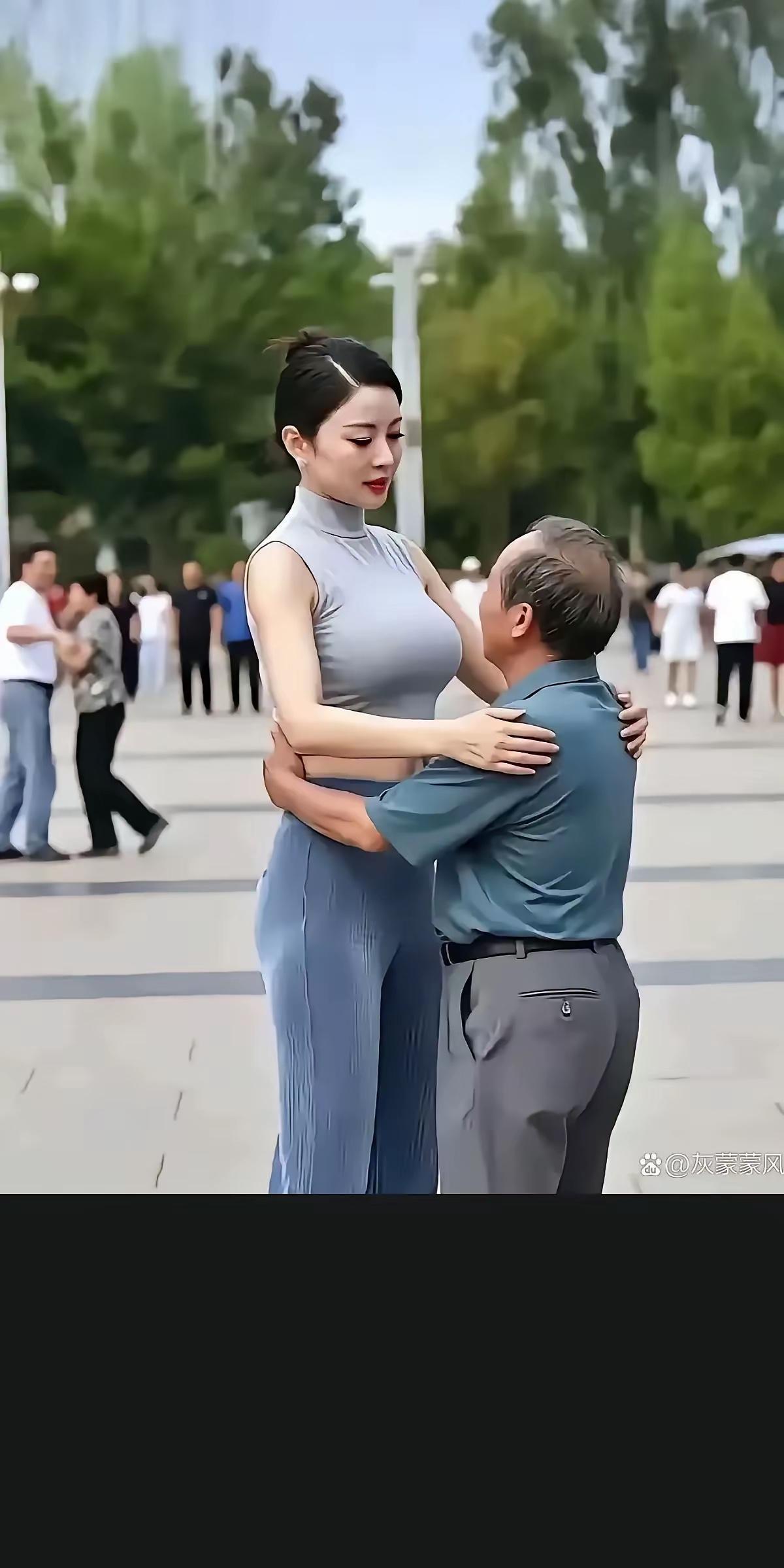 舞场夫妻暮色漫染广场，乐声悠悠流淌。那对夫妻踏入舞池，瞬间成为独特风景。她身