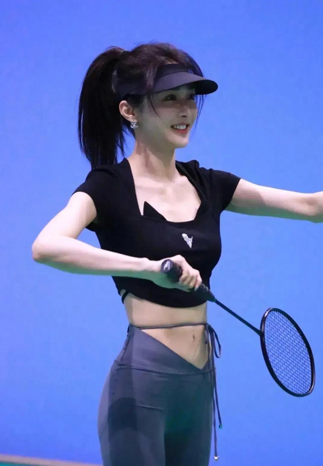 陈冰打羽毛球也太会穿了！黑色短款上衣+交叉腰瑜伽裤，把好身材展现得淋漓尽致，运动