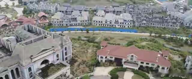 恒大在广西扶绥的“恒大文旅城”，简直是个超级大坑。2020年开盘那叫一个火爆，宣