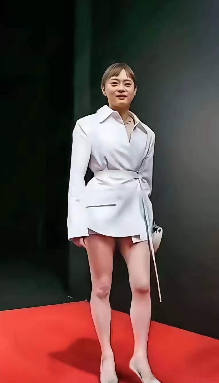 孙俪终于想通了？告别那“姨味”十足的超短发，简直像换了个人！以前那个贴头皮的