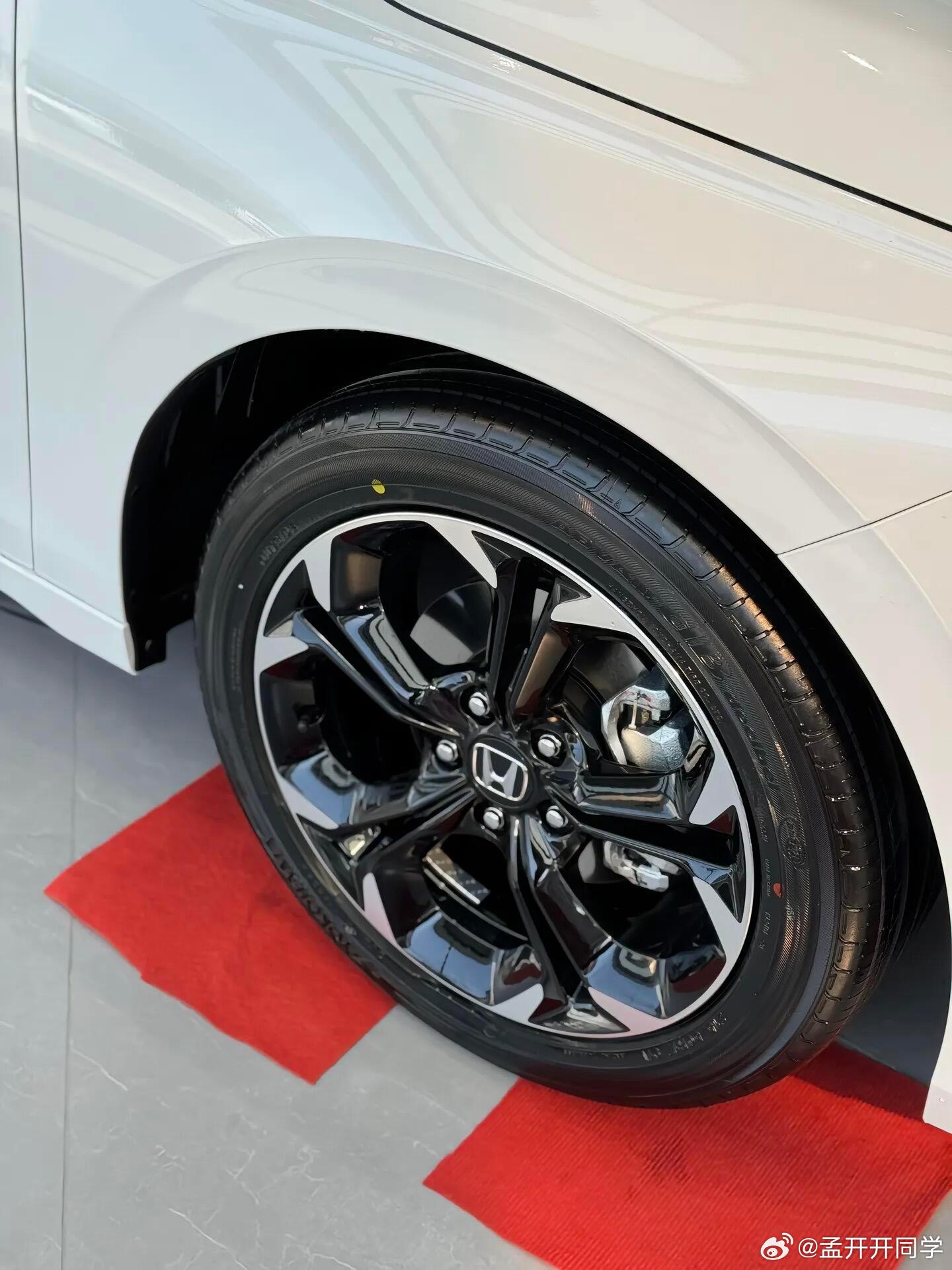 本田思域1.无论是1.5T燃油版还是2.0L混动版，动力输出都很跟脚，加速超车干