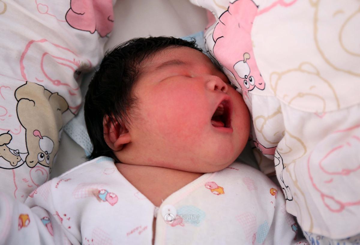 29岁产妇顺利生下足月男婴，一家人刚准备松口气，医生给孩子做出生检查时，却突然发