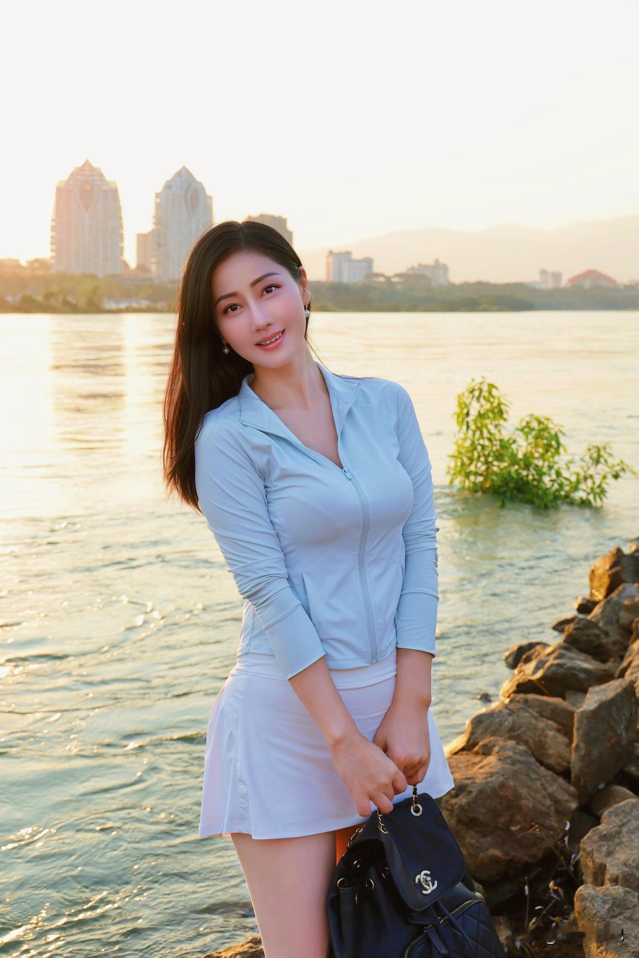 西双版纳澜沧江畔，春风沉醉的傍晚。