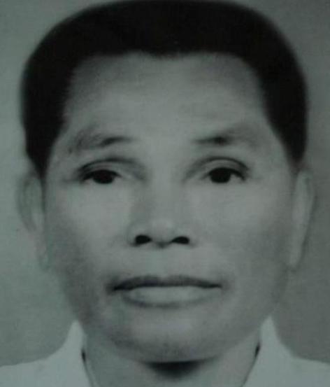 1960年，乐会县一位老农何世富，在生命的最后时刻，他向妻子曾国彩说出一个秘密：