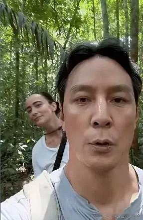 吴彦祖一家共用一张脸，吴彦祖人到中年真的没有年轻时候帅气了，变化太大。吴彦祖和