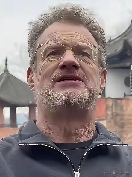这个叫大山的，在上个世纪80年代很有名气，因为他是姜昆的徒弟，会说相声，中文说的