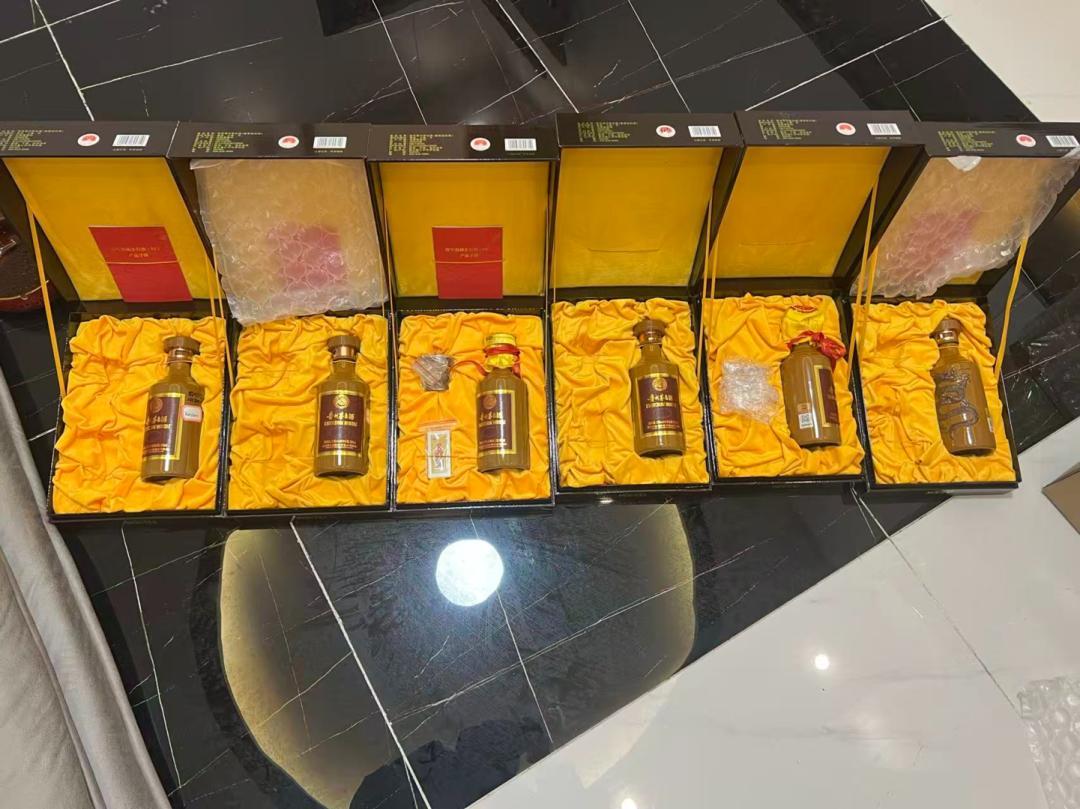 四川德阳，一男子买了12瓶“50年茅台”，共花了30.8万元，结果客人一下就尝出