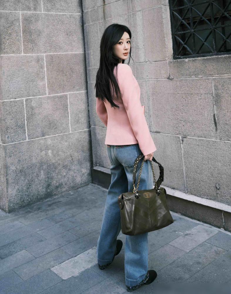 红毯脸垮被嘲，转头她却用眼神杀穿银幕！微博之夜，你看见她华服加身，却也看见生