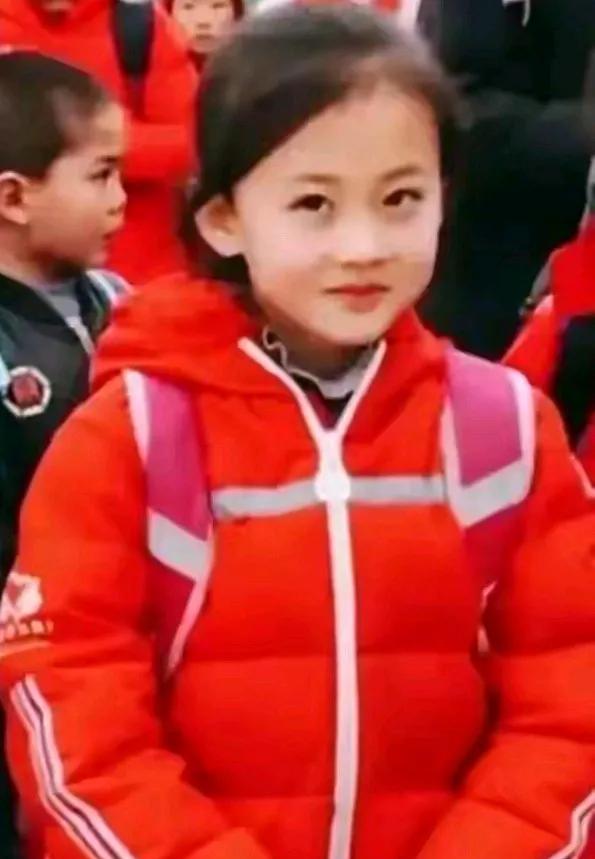大家还记得这个小女孩吗？当年她这张照片曾经爆红网络，她班主任的一个不经意的举动，