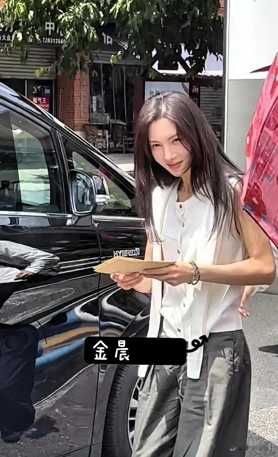 金晨难怪戏约这么好，原来背后有位塌方的男艺人帮她！这位李姓男星曾经红极一时，两个