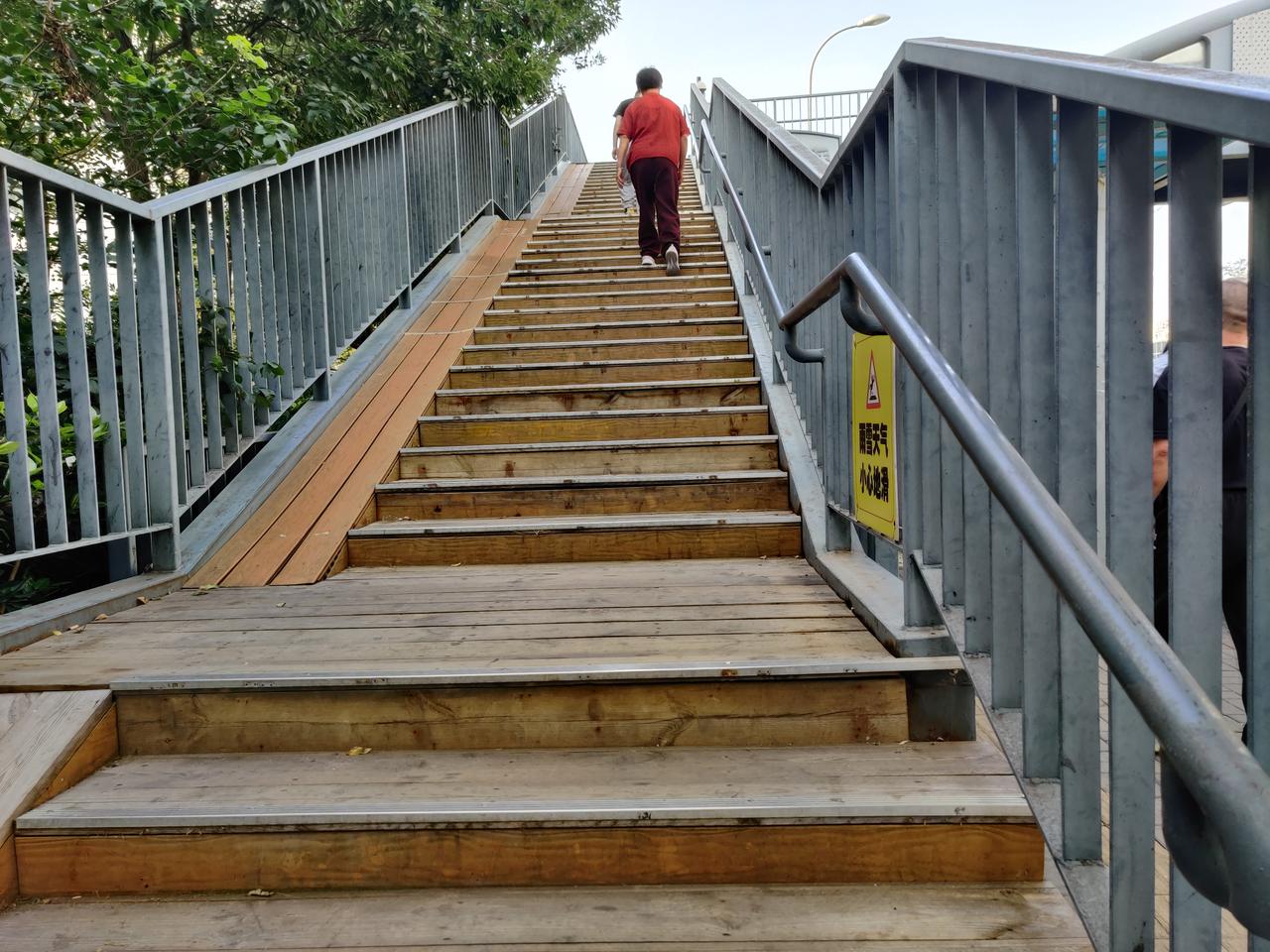 坐落于合肥路、齐鲁医院青岛分院门前的人行天桥，极大便利了行人横穿马路，省去了绕行