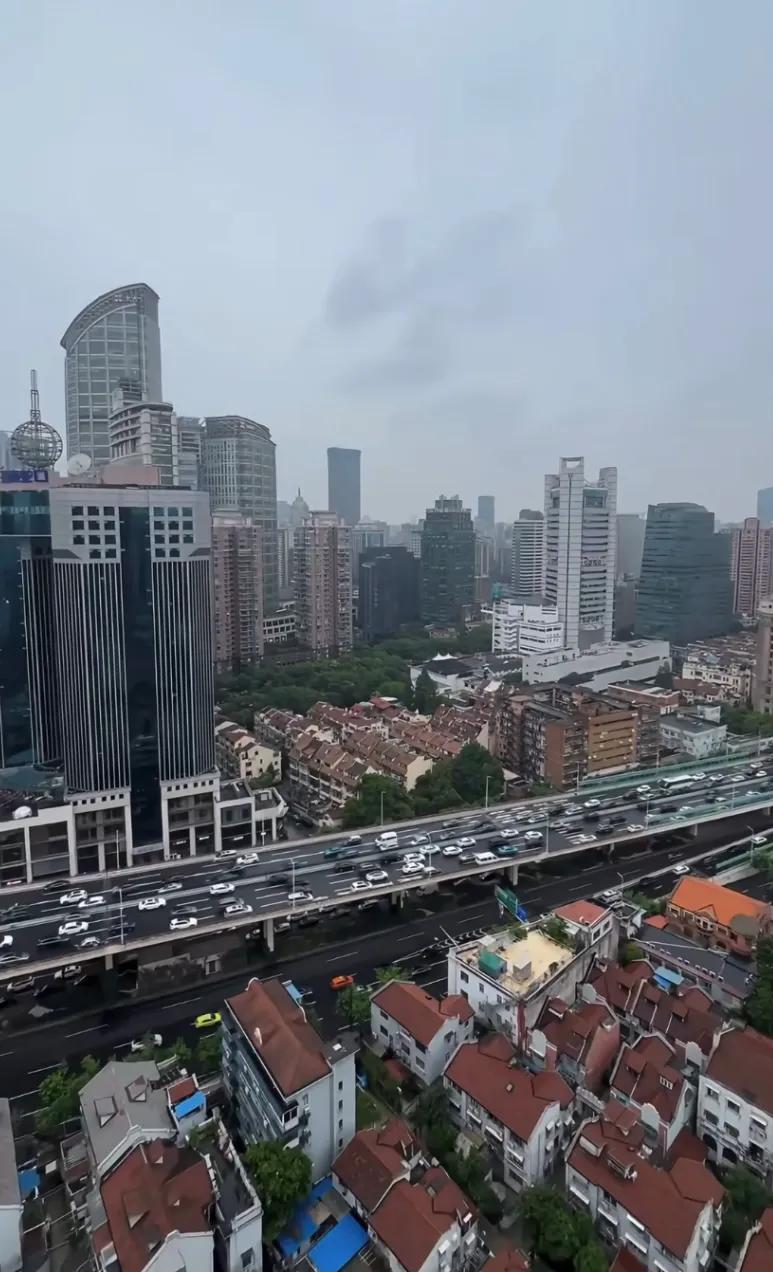 上海高架，拥堵的源头在哪？[无奈吐舌]