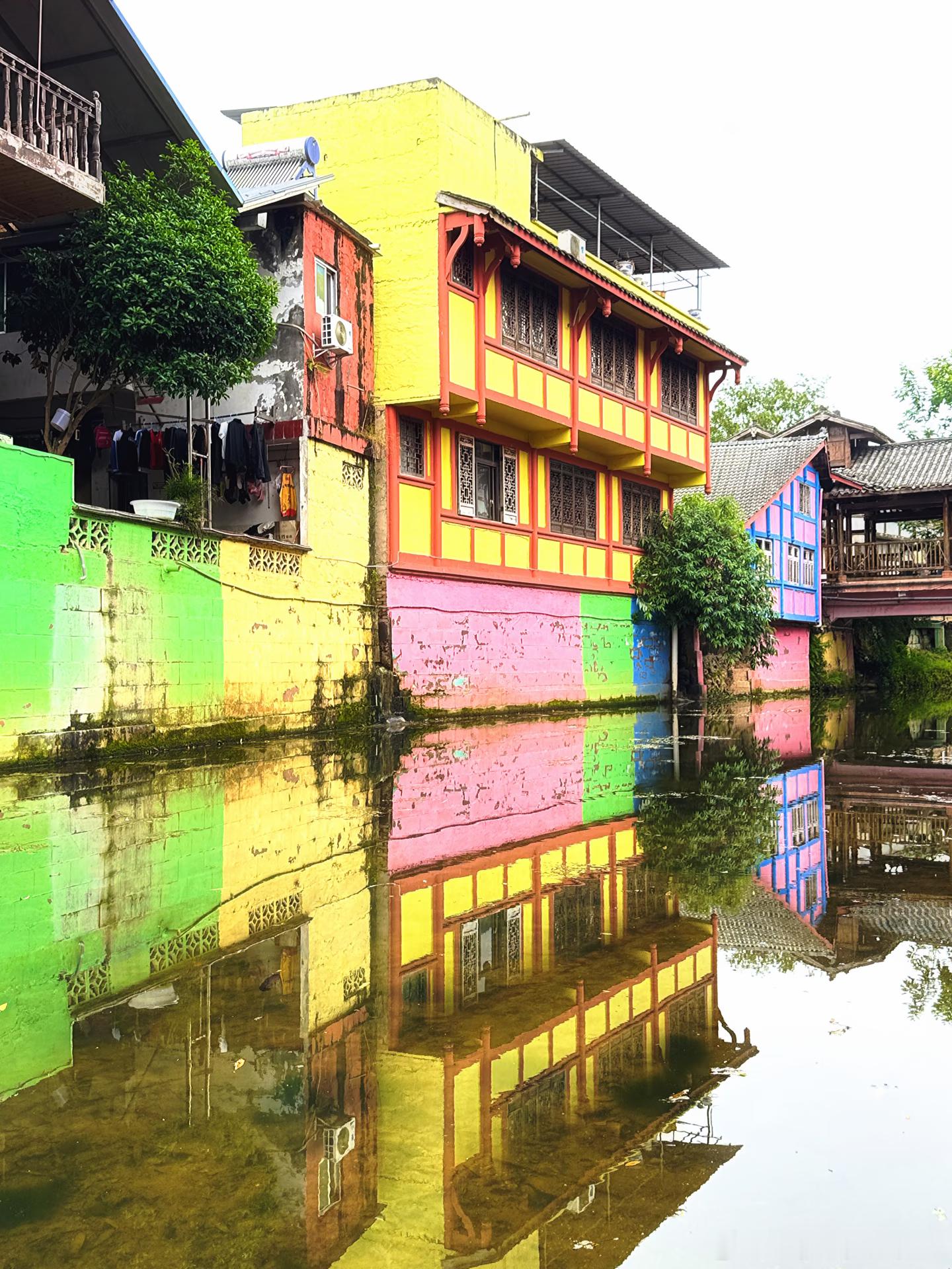 🌈被川西这座彩色童话小镇狠狠治愈！这里曾是茶马古道上繁华的千年驿站，青石板古街