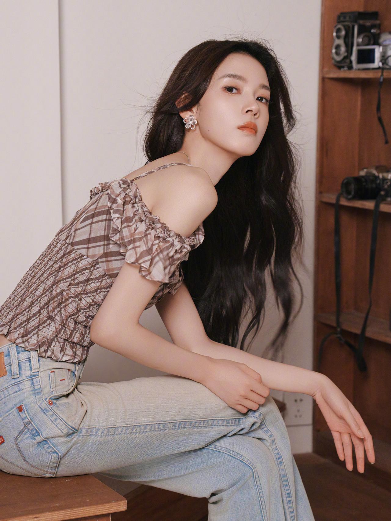 陈瑶这组私服风写真太有味道啦！慵懒复古美人
