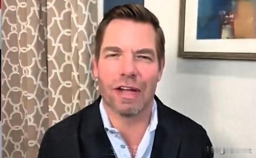 美国众议员斯瓦尔威尔指责特朗普严重失信，称其行为与竞选承诺完全相反。特朗普违