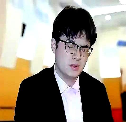 11号三星杯围棋赛直播里，世界第一的申真谞居然手抖了——落子偏差1毫米，就这一下