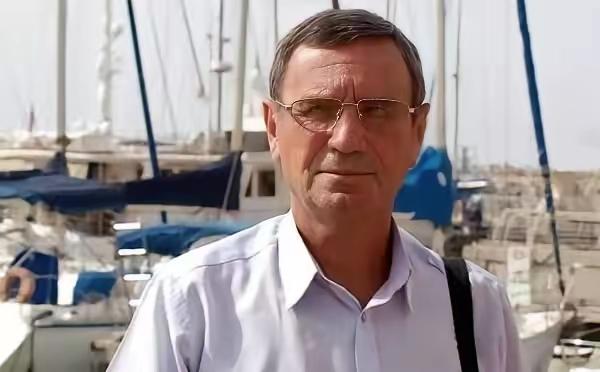 老头18岁从船舶设计学院毕业后，就进了前苏联黑海的造船厂。把一辈子都献给了苏联的