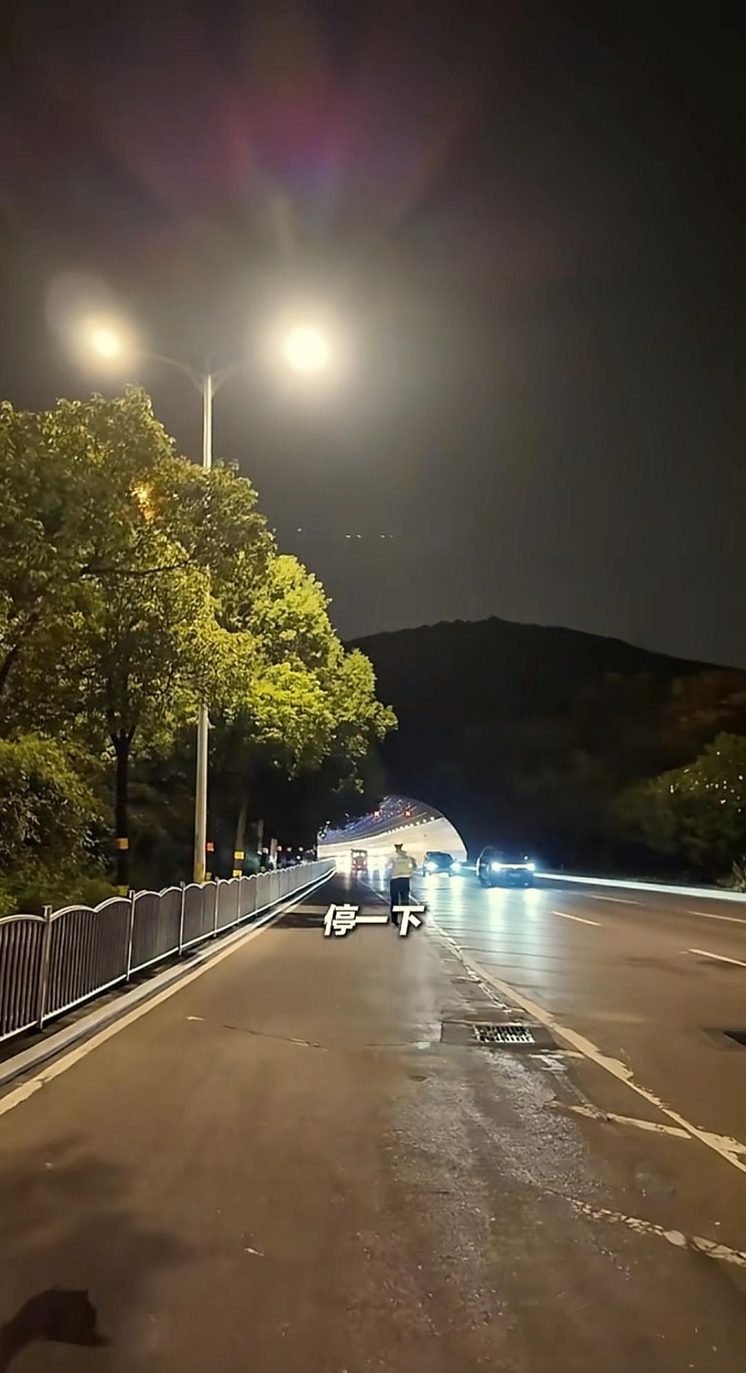 一辆电三轮在行驶中，忽然看到前面有交警，三轮直接调头，逆行往隧道驶去了。交警见