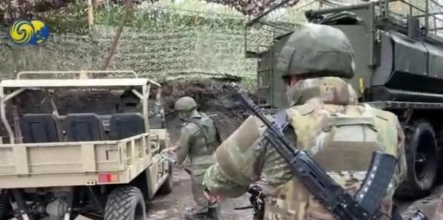 他们明明知道无人机俯冲的时候根本逃不掉，为什么还紧握油枪不松手？不是不怕。军士