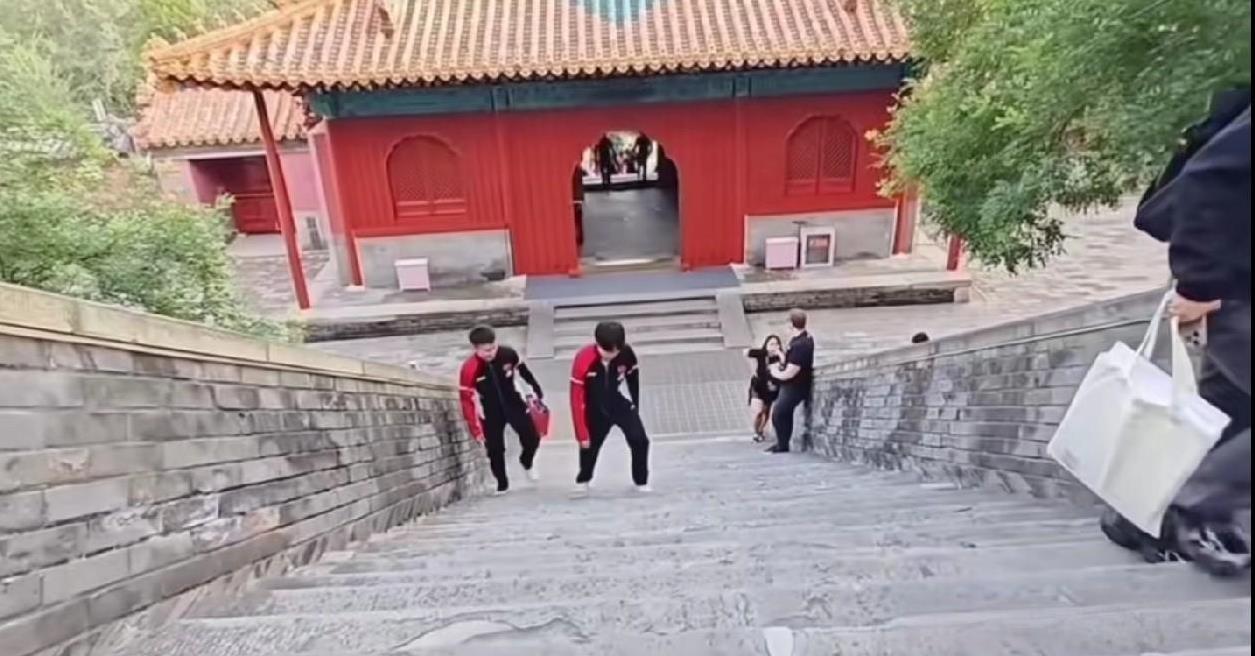 王楚然吐槽抽签爬寺庙——这谁设计的！北京大满贯恰逢十一黄金周。别人都去爬长城。