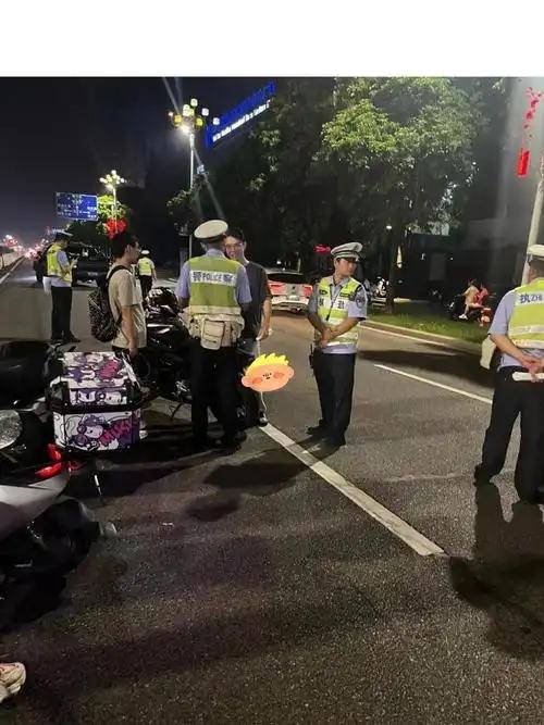 江苏苏州，男子把车钥匙随手放在办公室桌上，谁知同事竟偷偷把钥匙拿走，擅自开着男子