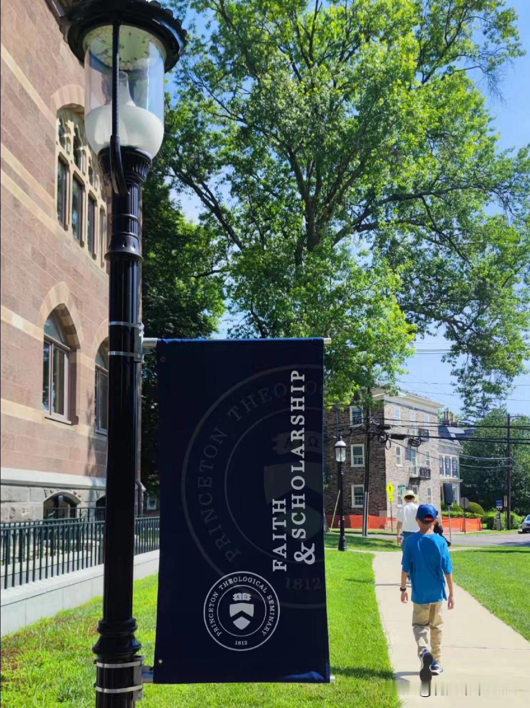 美国出差一周发现中美鸡娃的底层逻辑差异。国内很多家庭鸡娃，核心还是绕着高考分数