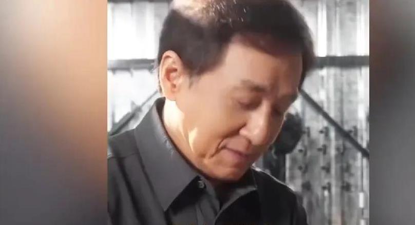 71岁成龙剧组“囧”了！老花发作道具看不清，皱纹藏不住岁月刀！大哥真拼！71岁