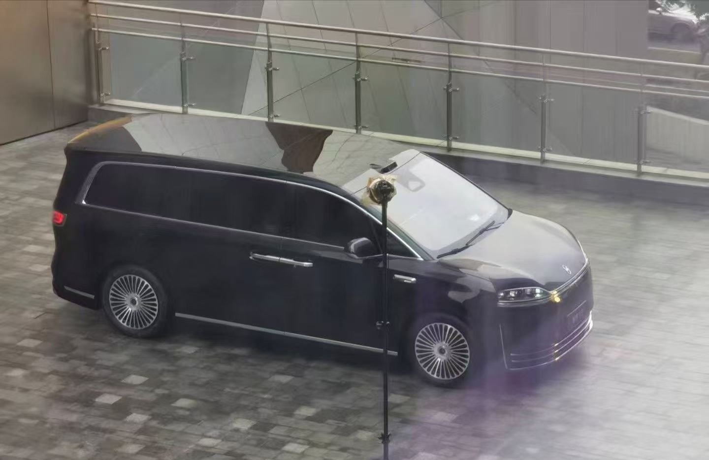 智界V9这外观挺有商务感的，和S7、R7的动感年轻风完全不一样，看不懂