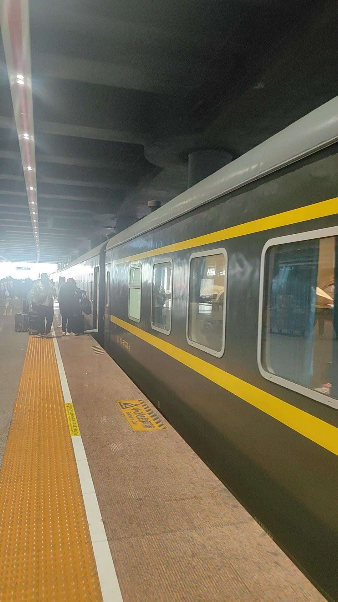 坐着绿皮火车，悠悠来到南方的小城。