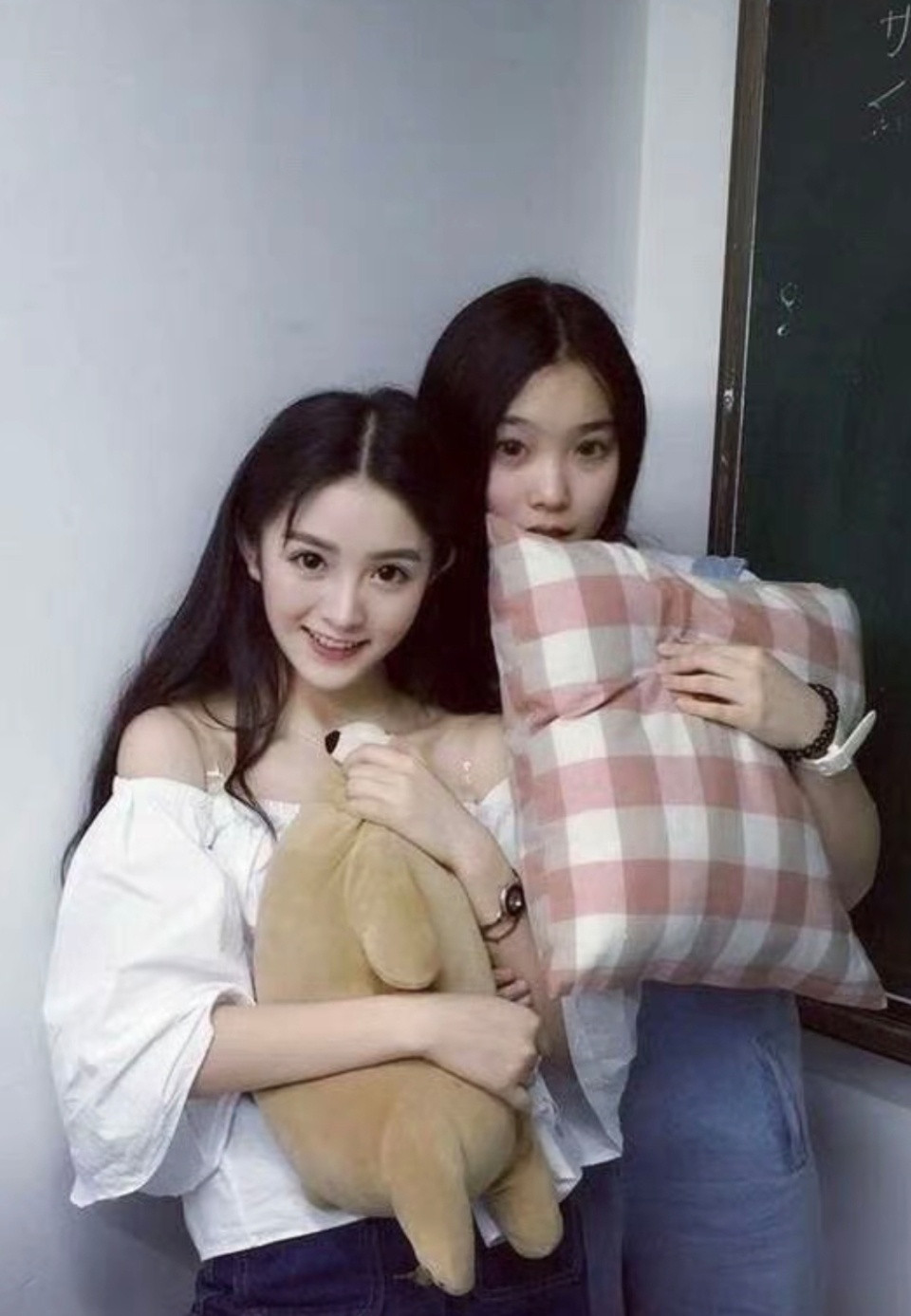 【田曦薇】大学时期合照完全是女神降临呀