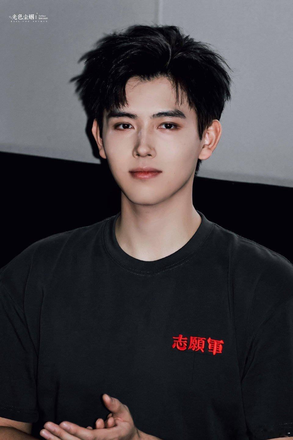 陈飞宇又帅了，头小脸小​​​