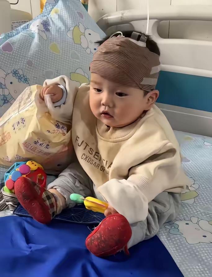 近日，云南，女子带孩子住院时发现，隔壁病床上的一岁宝宝只有70多岁的爷爷陪着，便