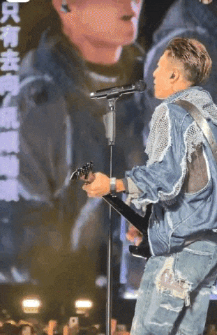 谢霆锋的这条内裤卖断货了，演唱会上这若隐若现的内裤，看到一只白色蝴蝶。爱情真的好