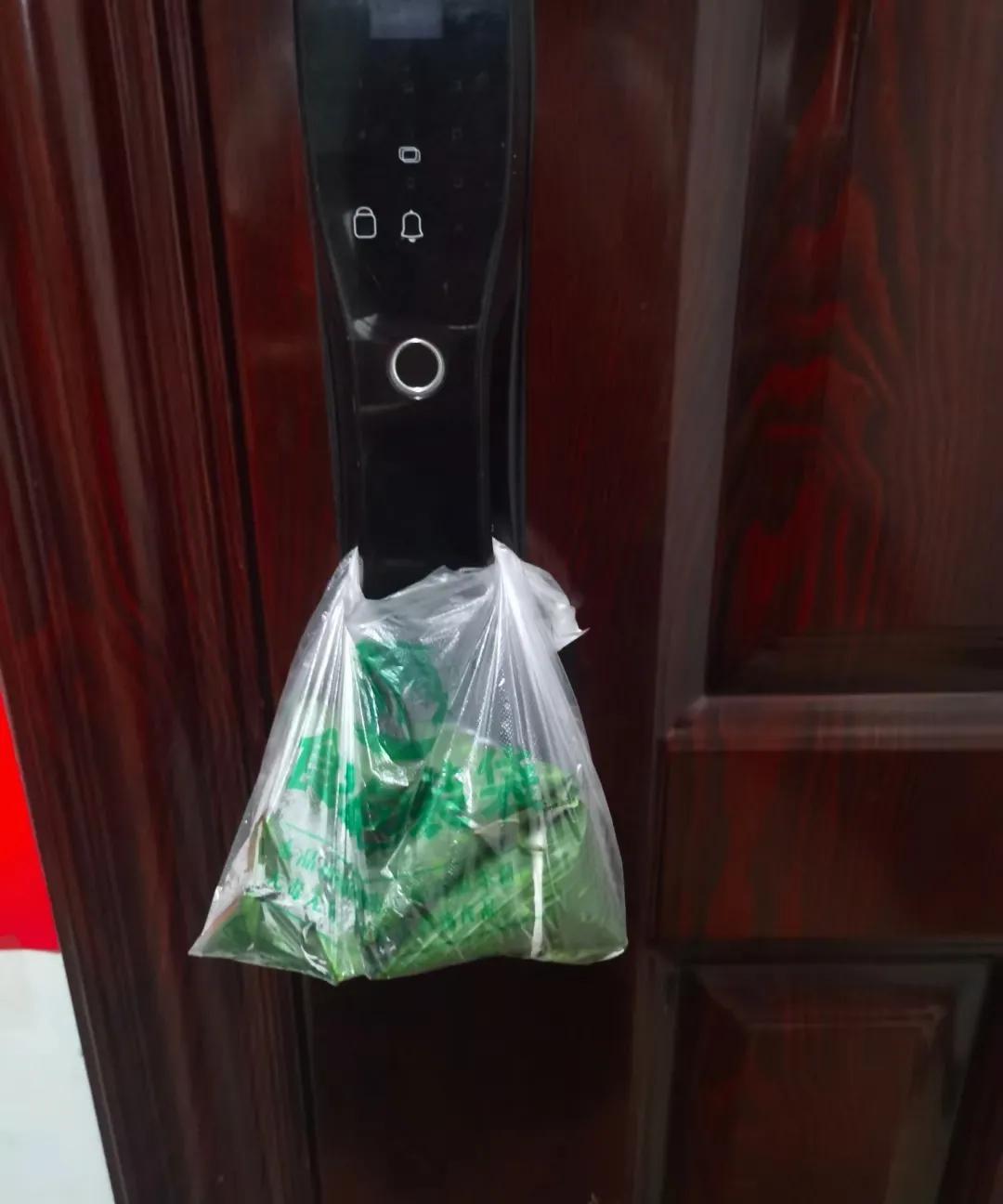 这样的粽子能吃吗？晚上回家发现门上挂了几个粽子！很明显是哪个邻居自己包的，包粽子