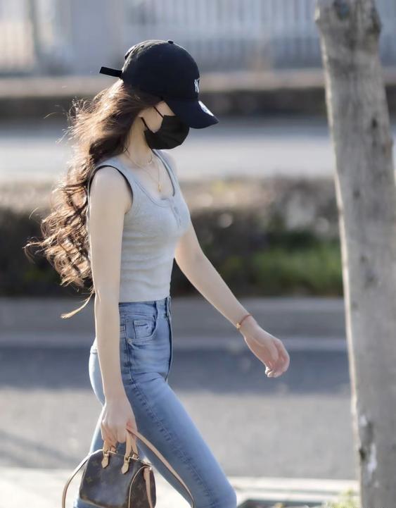 轻松休闲的街头风，棒球帽+牛仔裤，轻松出街！🌞👒👖👟白色棒球帽搭配咖色