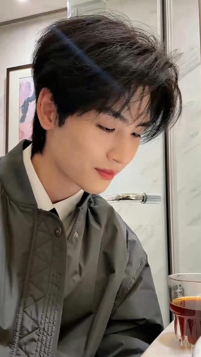 谁教黄俊捷在咖啡里放辣椒的黄俊捷辣椒咖啡太疯魔！让粉丝先喝笑不活，痛苦面具亮了～