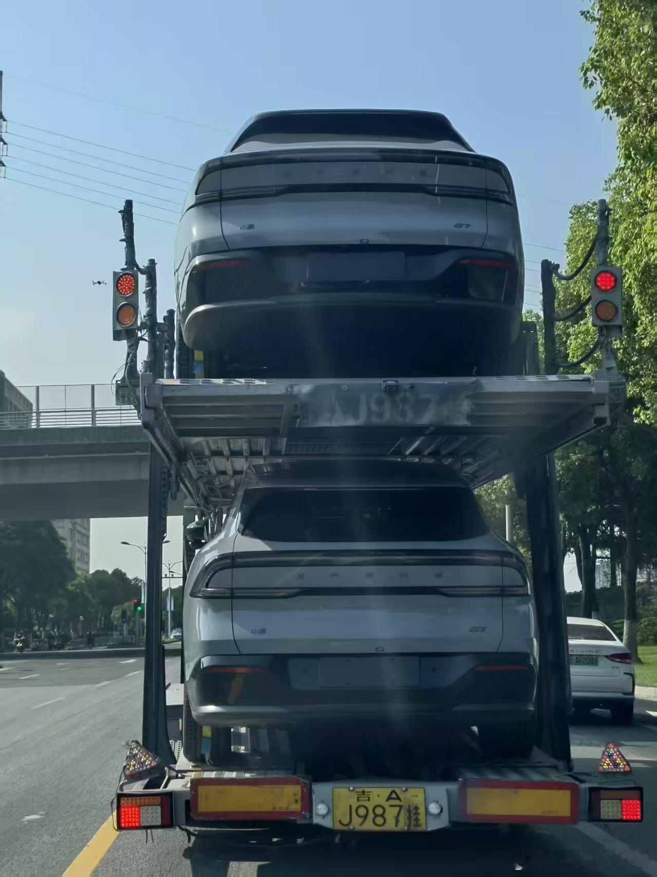 小鹏G7都造了这么多商品车了啊，估计又存了一大波车，上市直接交付[大笑]​​​