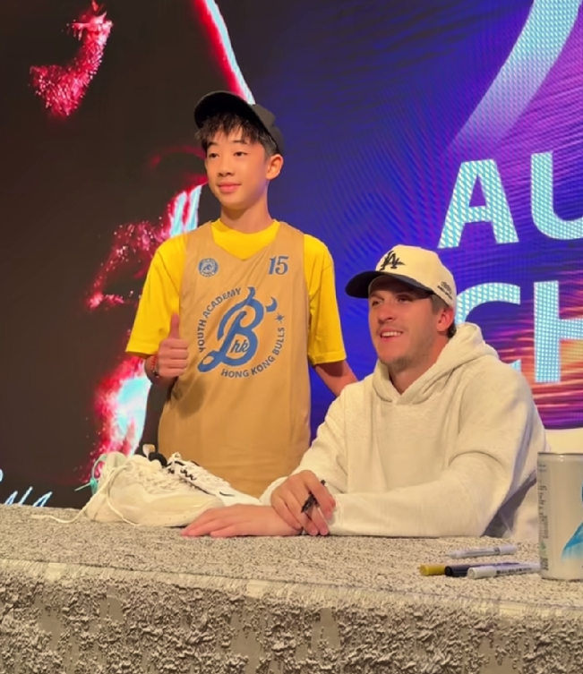陈小春大儿子jasper现身香港，参加里夫斯的见面会！他是热爱篮球的，个子也长高