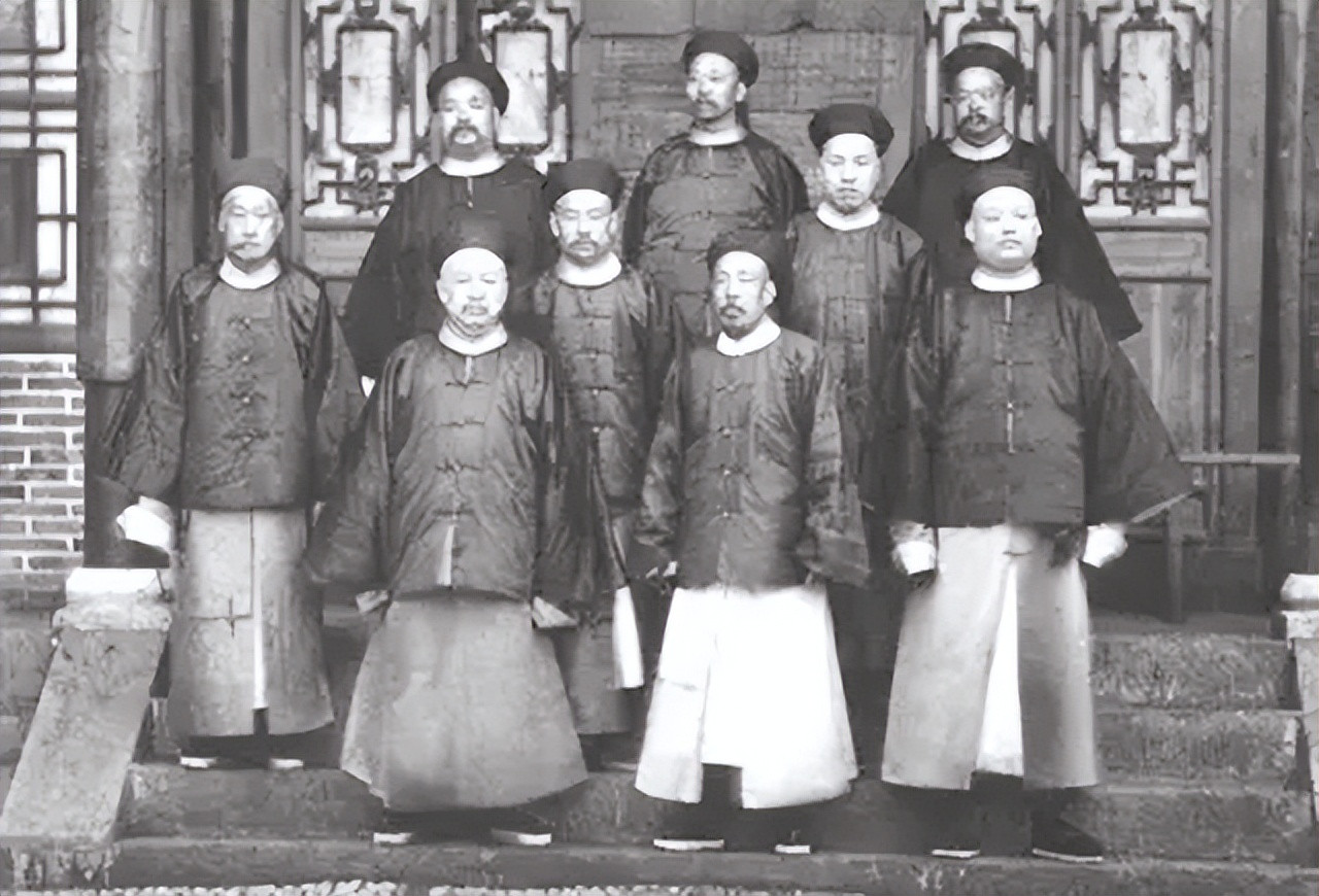 礼部侍郎曾国藩，这天闲来无事，穿着便装去逛街，看见一个算命摊，一时兴起，就走上前