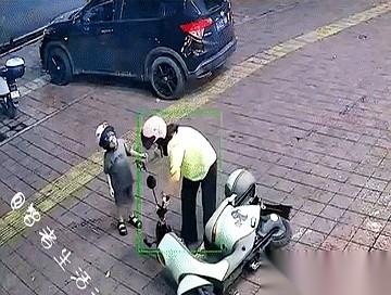 我妈攥着那本30万的存折，关节都发白了，跟我说：“这钱，留着给你儿子上最好的学校