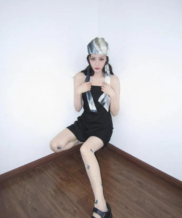 #迪丽热巴蓝色蝴蝶丝袜##迪丽热巴夏日甜酷姐姐#迪丽热巴的最新造型一曝光，便