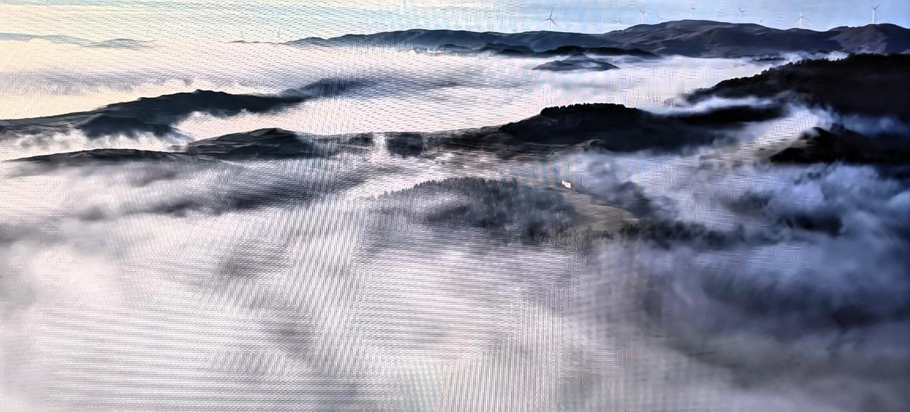 云雾缭绕，山峦隐约可见。绝美随手拍天空云雾自然风景