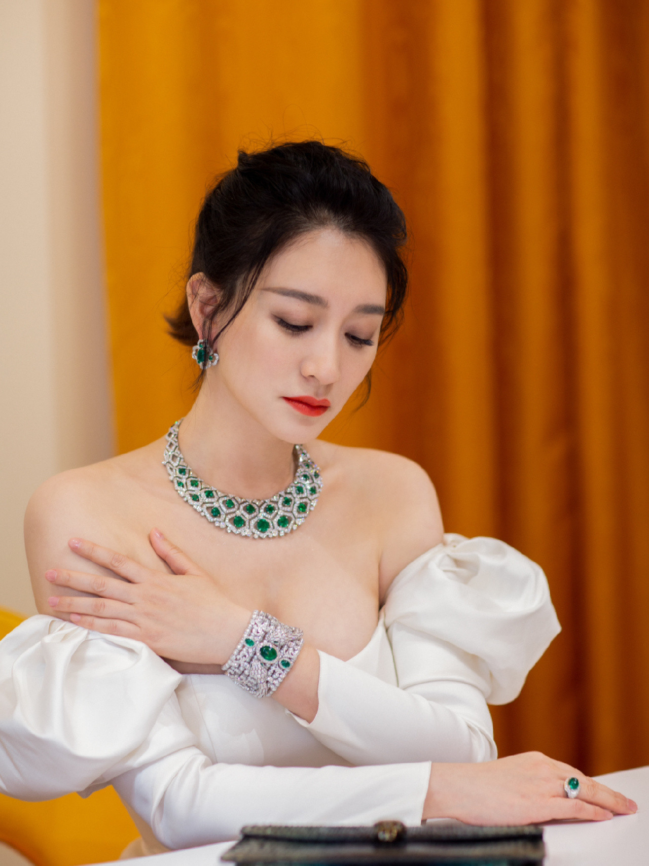 李小冉老门李小冉说自己是老门历经时光打磨，多了几分通透与淡然，气质愈发动人