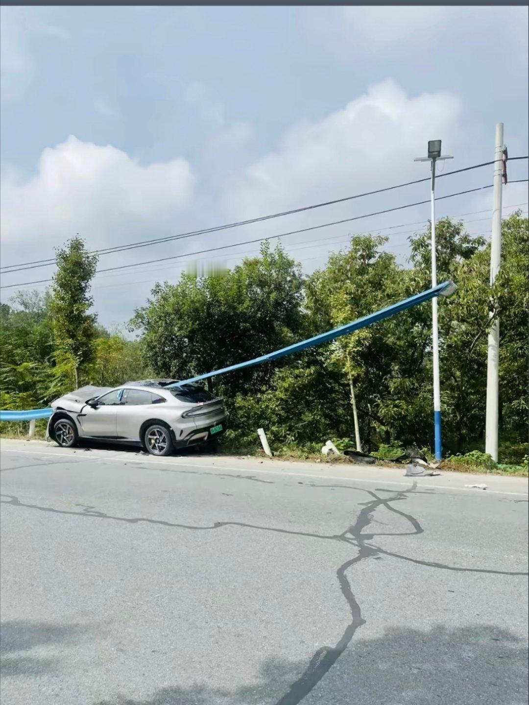 让速不让道是铁律，是没办法就撞。​​​