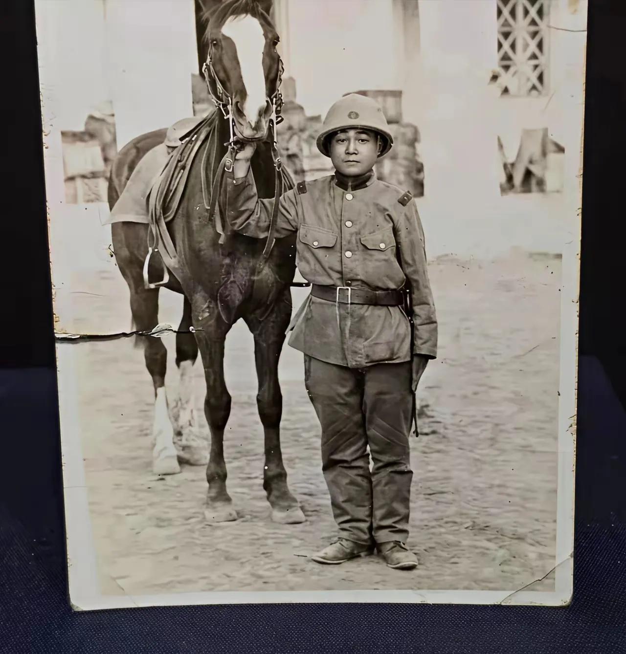 日本鬼子的骑兵。瞧那身高，着实矮小，“小鬼子”这一称呼便是由此而来。别看他们身材