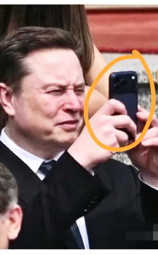 果然大佬的消费和我们是不一样的！你们发现了吗？马斯克大概率用的是水果牌手机，