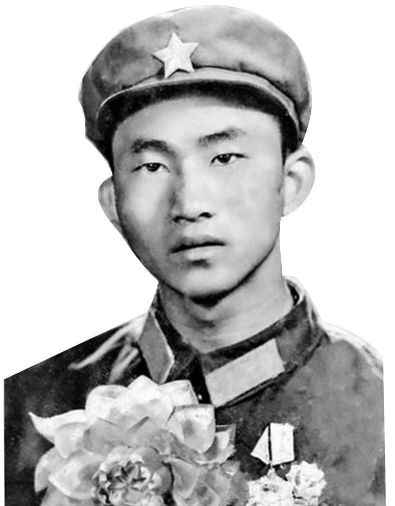 1979年，对越战争，一炊事员送饭途中，看到越军营地，然而他却大摇大摆的走了进去