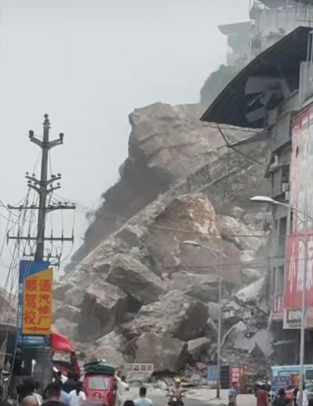 7月17日，重庆彭水山体滑坡，有人被埋，真的太吓人了，山体的巨石突然垮塌，直接把