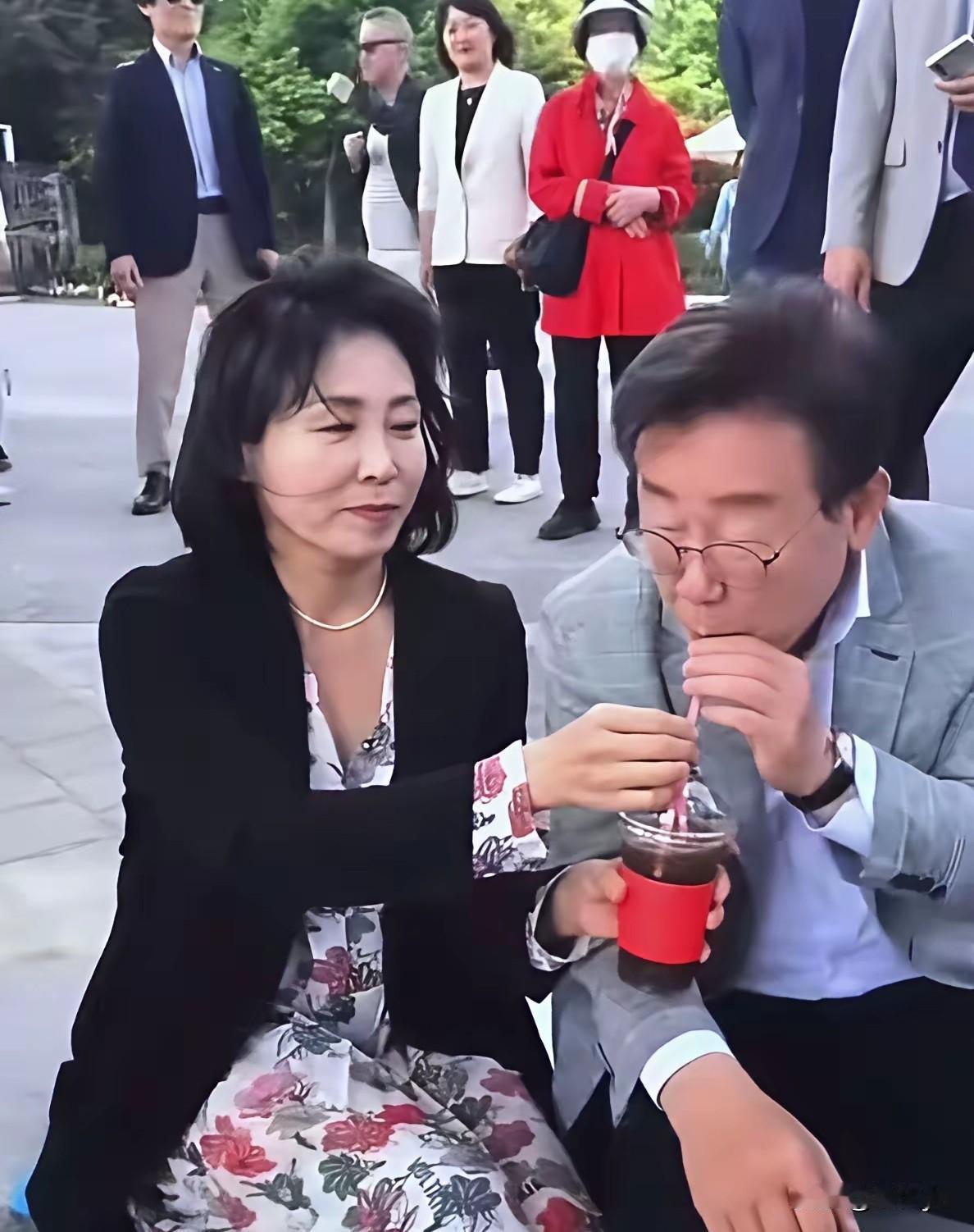 韩国总统李在明和夫人在公园里休息，一起喝饮料的画面，太美了！这对总统夫妇太接地